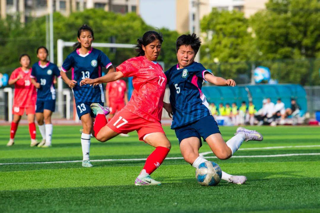 关于艰难斗争：女足赛场上团队协作强大的信息