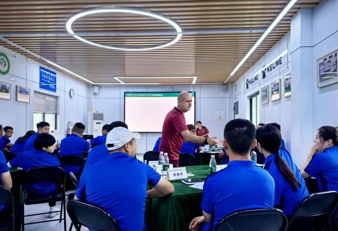 教练研究新战术，球队备战取胜之策