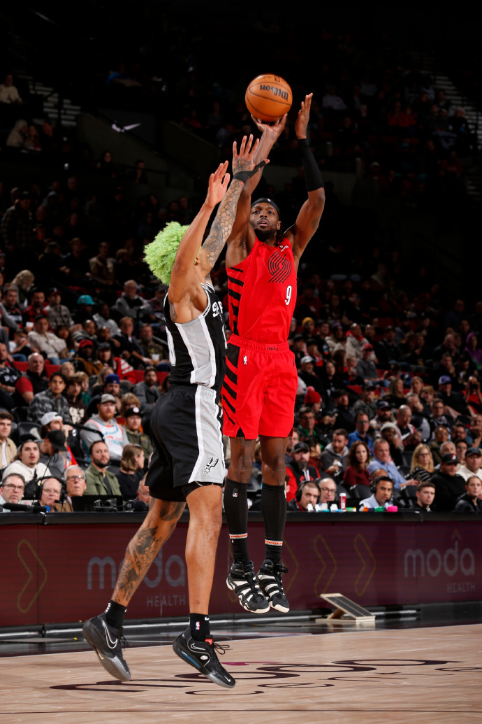 保罗三双，太阳客场胜拓荒者