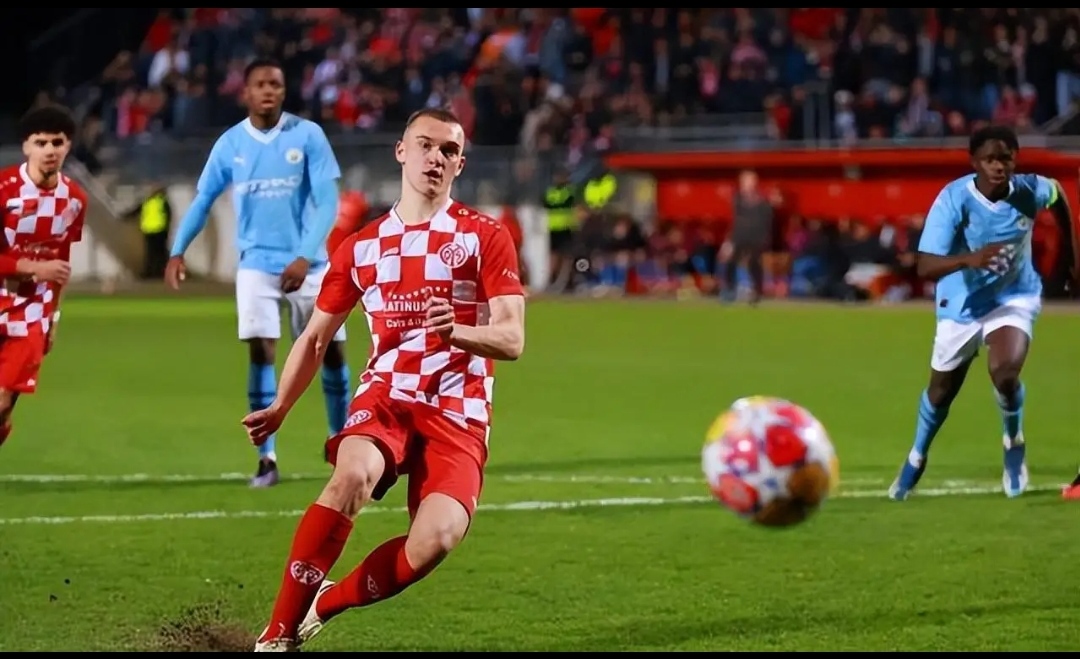 关于门兴格拉德巴赫在比赛中挽救胜利，士气振奋的信息