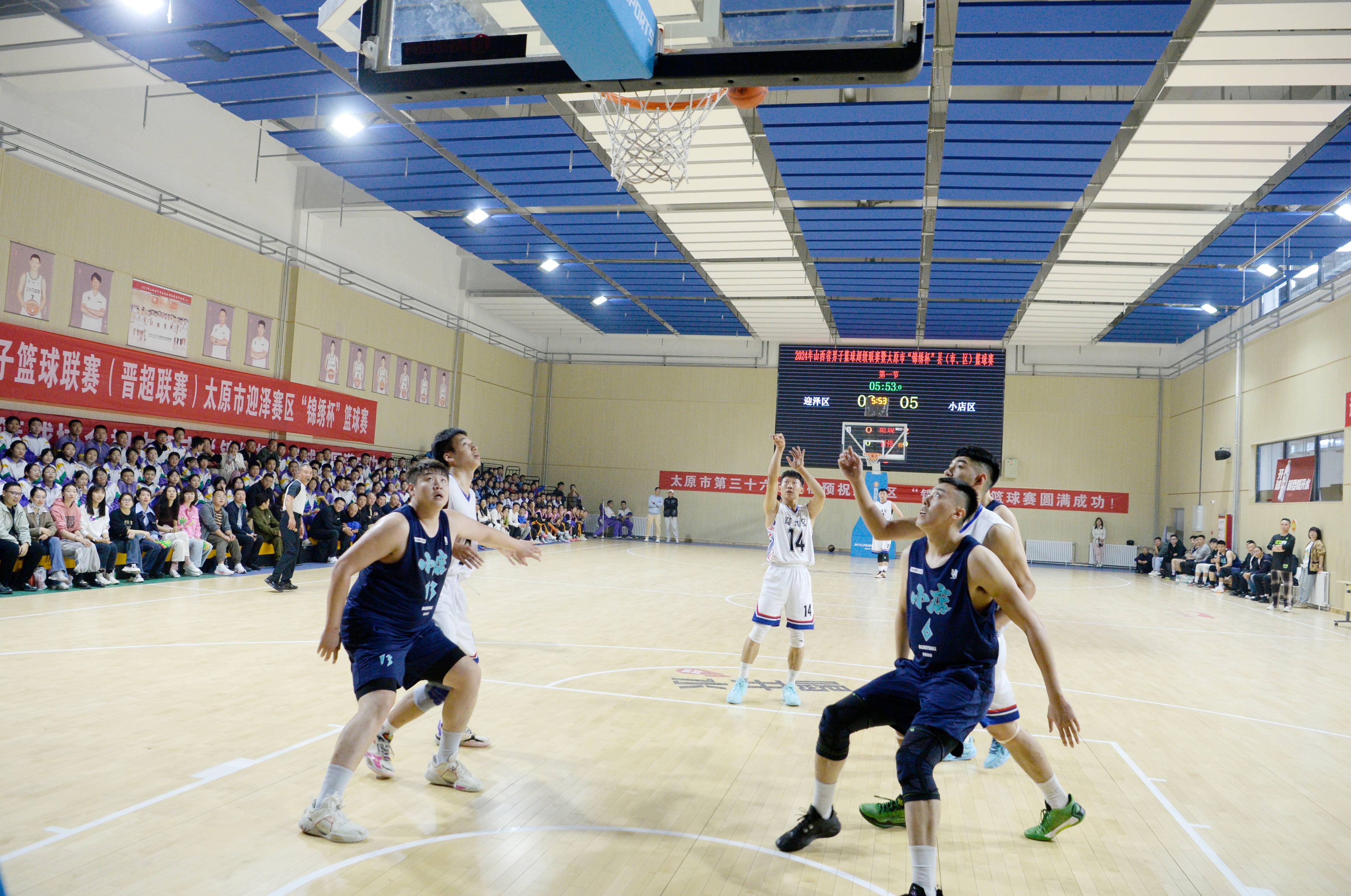 篮球赛事中实力相近的两支球队展开激烈对抗的简单介绍 篮球赛事中实力相近的两支球队展开激烈对抗的简单介绍