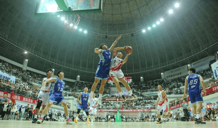 篮球赛事中实力相近的两支球队展开激烈对抗的简单介绍 篮球赛事中实力相近的两支球队展开激烈对抗的简单介绍