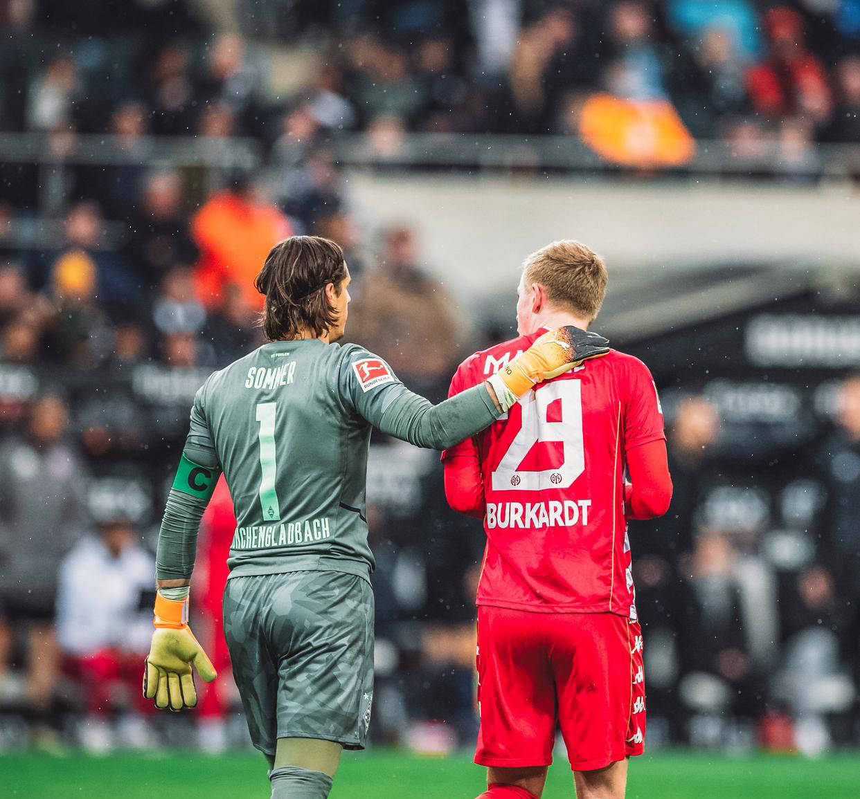 包含拜仁慕尼黑主场战胜门兴格拉德巴赫，继续德甲领跑的词条