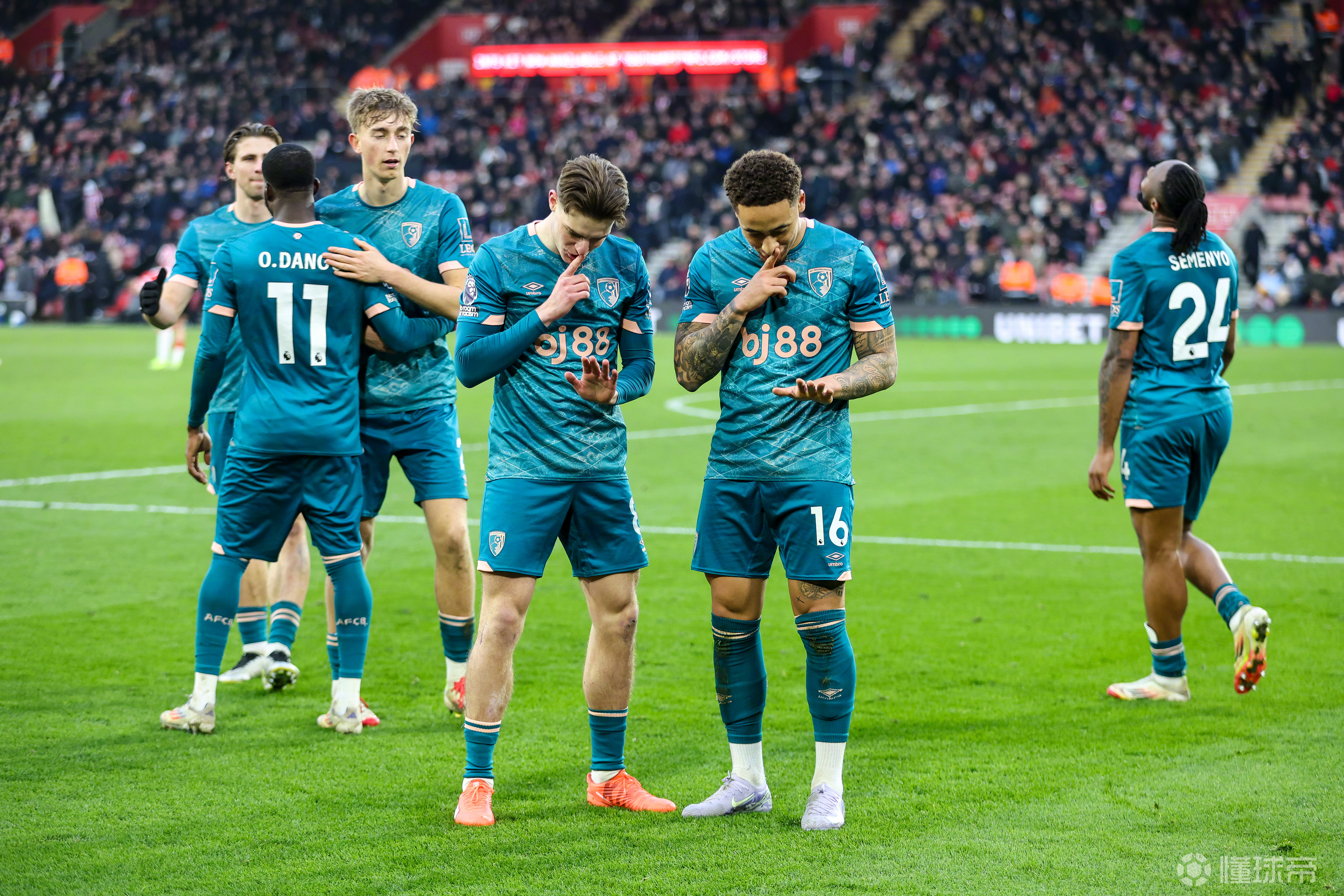 切尔西球员展现团结备战比赛