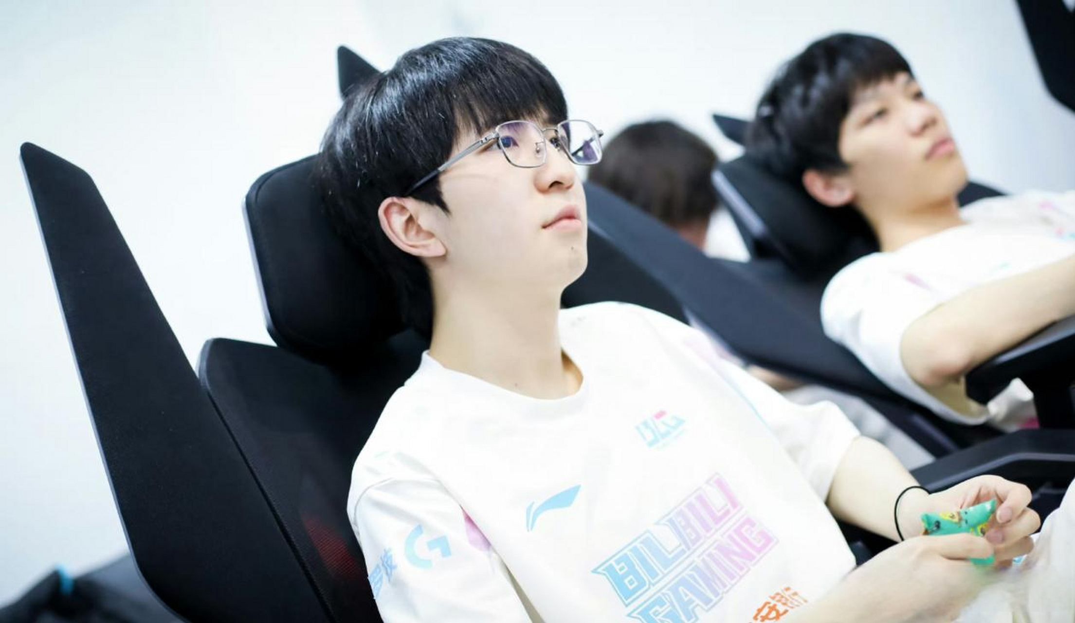 JDG横扫T1,Doinb团战一打五小组赛2:0(釜山) JDG横扫T1,Doinb团战一打五小组赛2:0(釜山)