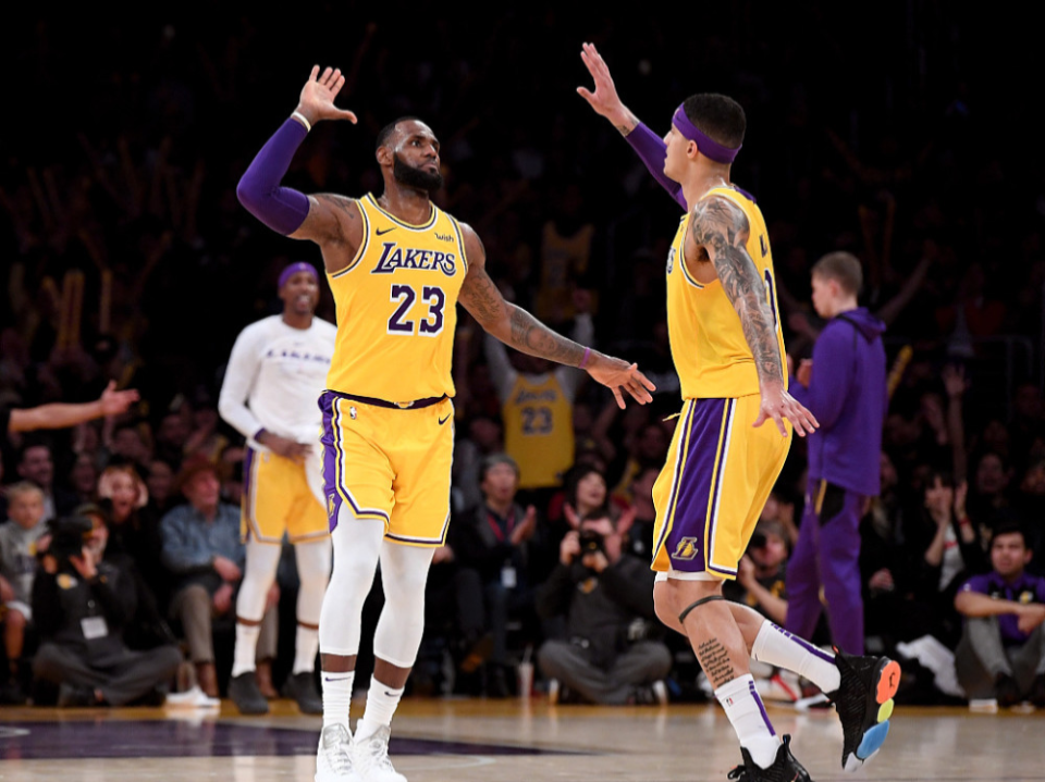 尼克斯血洗雄鹿B队，詹姆斯高光表现的简单介绍