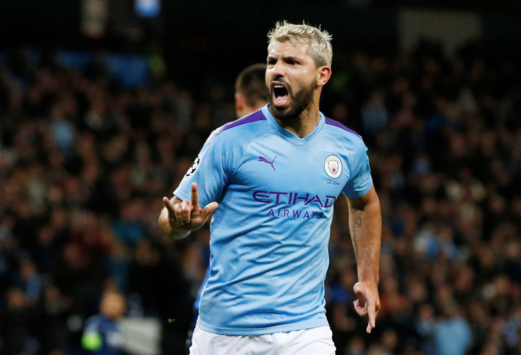 包含AC米兰逆转智利，阿圭罗刷新纪录的词条