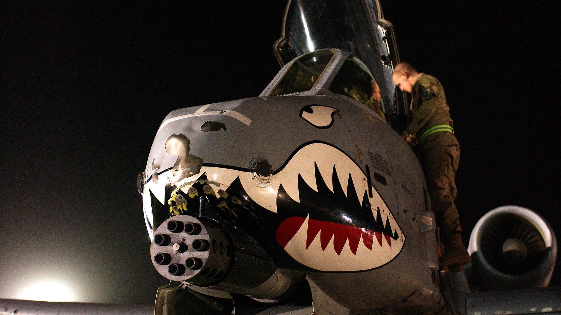 绿茵与暗礁,当意甲悬念碰上美伊无解的棋局