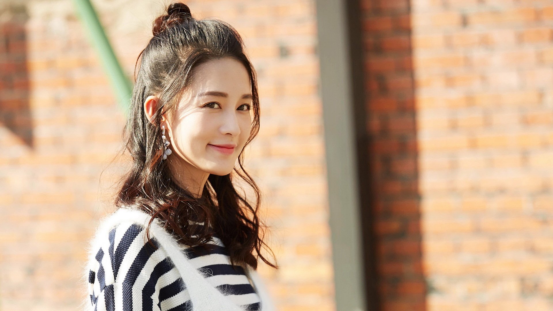 黄蜂淘汰赛力克76人晋级，爱德华兹F1揭幕战强势接管赛场